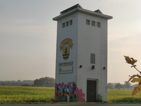 Sonsbeck-Hamb : Hamber Dyk / Strohweg, ehem. RWE-Trafoturm von 1912, an der östlichen Seite wurde das Ortswappen von Hamb angebracht.